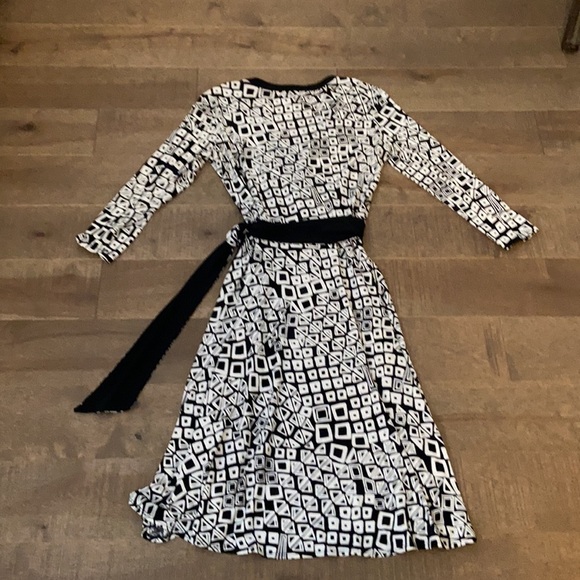 Black and White women’s dress Size 10. - Picture 5 of 6